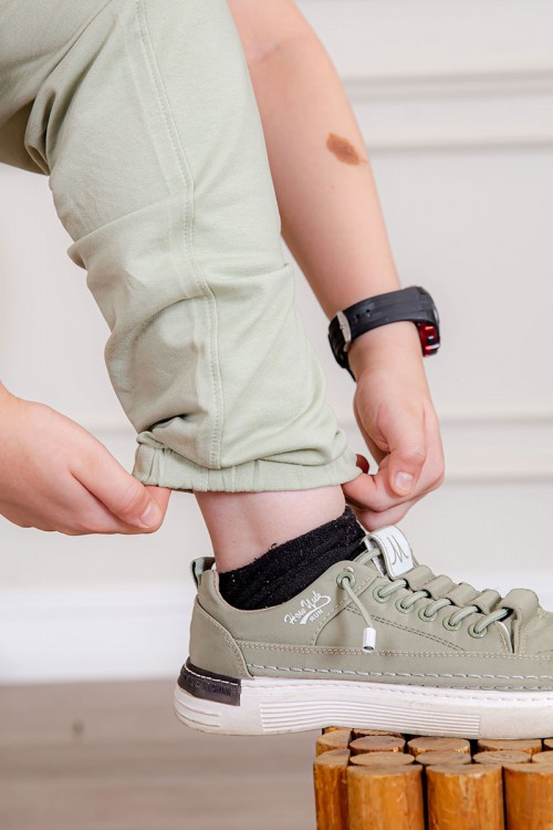 ترنج ولادي قطعتين لون تفاحي تيشيرت بكتابات من الأمام و الخلف و بنطلون طويل بكتابات من الأمام و جيوب من الجانبين و الخلف و رباط في الخصر