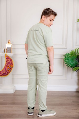 ترنج ولادي قطعتين لون تفاحي تيشيرت بكتابات من الأمام و الخلف و بنطلون طويل بكتابات من الأمام و جيوب من الجانبين و الخلف و رباط في الخصر 