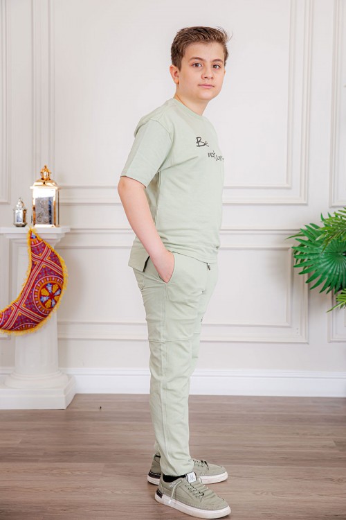 ترنج ولادي قطعتين لون تفاحي تيشيرت بكتابات من الأمام و الخلف و بنطلون طويل بكتابات من الأمام و جيوب من الجانبين و الخلف و رباط في الخصر