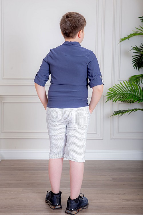 بدلة ولادي قطعتين قميص لون كحلي بأزرار و كتابات من الأمام و شورت لون أبيض مخطط بجيوب من الجانبين و الخلف