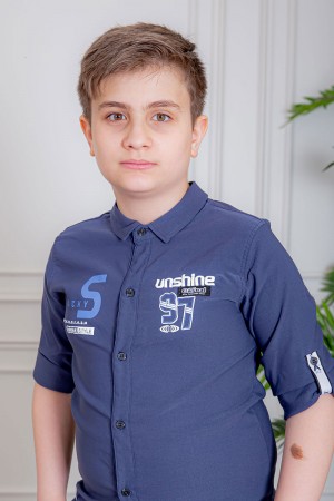 بدلة ولادي قطعتين قميص لون كحلي بأزرار و كتابات من الأمام و شورت لون أبيض مخطط بجيوب من الجانبين و الخلف