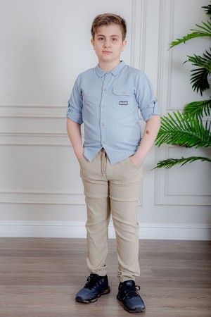 بدلة ولادي قطعتين قميص لون سماوي  بأزرار و جيب و كتابات من الأمام و بنطلون لون بيج بجيوب من الجانبين و الخلف و برباط في الخصر