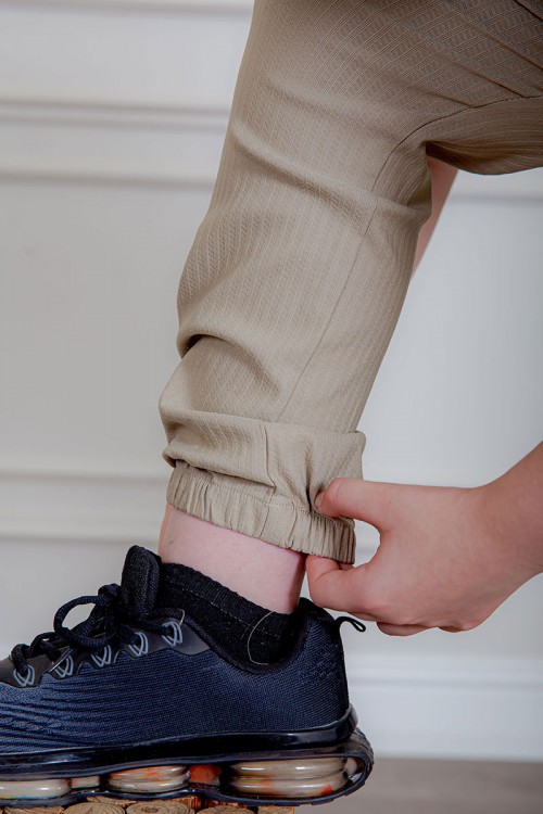 بدلة ولادي قطعتين قميص لون سماوي  بأزرار و جيب و كتابات من الأمام و بنطلون لون بيج بجيوب من الجانبين و الخلف و برباط في الخصر