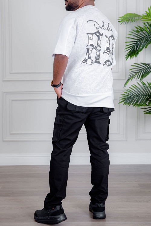 تيشيرت رجالي لون أبيض ياقة دائرية مزين بكتابات و طبعات من الأمام و الخلف