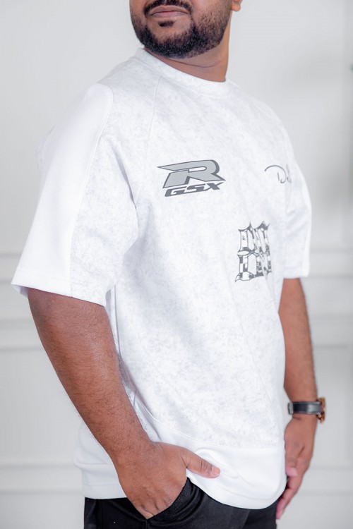 تيشيرت رجالي لون أبيض ياقة دائرية مزين بكتابات و طبعات من الأمام و الخلف