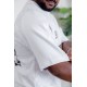 تيشيرت رجالي لون أبيض ياقة دائرية مزين بكتابات و طبعات من الأمام و الخلف