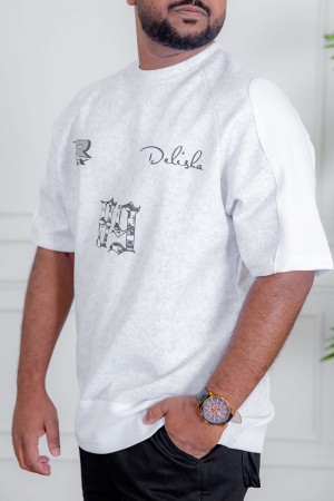 تيشيرت رجالي لون أبيض ياقة دائرية مزين بكتابات و طبعات من الأمام و الخلف 