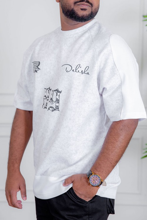 تيشيرت رجالي لون أبيض ياقة دائرية مزين بكتابات و طبعات من الأمام و الخلف