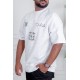 تيشيرت رجالي لون أبيض ياقة دائرية مزين بكتابات و طبعات من الأمام و الخلف