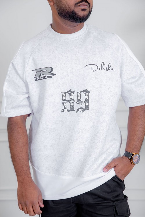 تيشيرت رجالي لون أبيض ياقة دائرية مزين بكتابات و طبعات من الأمام و الخلف