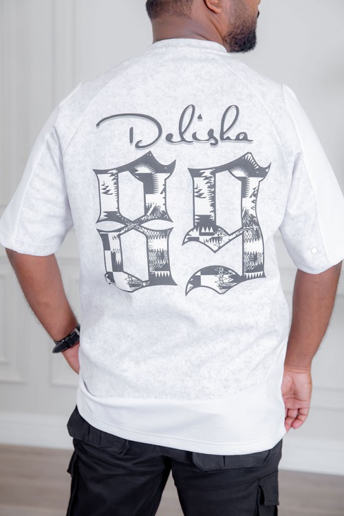 تيشيرت رجالي لون أبيض ياقة دائرية مزين بكتابات و طبعات من الأمام و الخلف