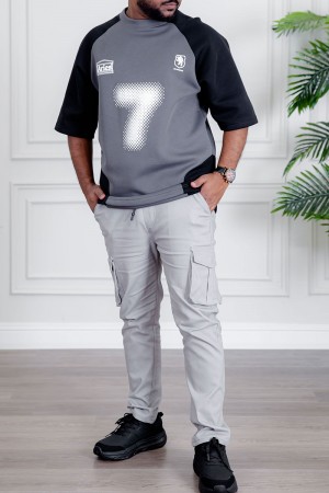 تيشيرت رجالي لون رصاصي و أسود مزين بكتابات و طبعات من الأمام و الخلف 