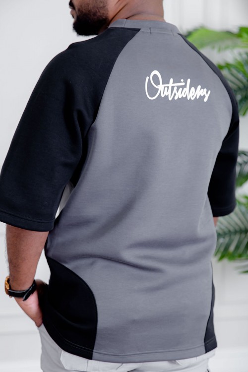 تيشيرت رجالي لون رصاصي و أسود مزين بكتابات و طبعات من الأمام و الخلف