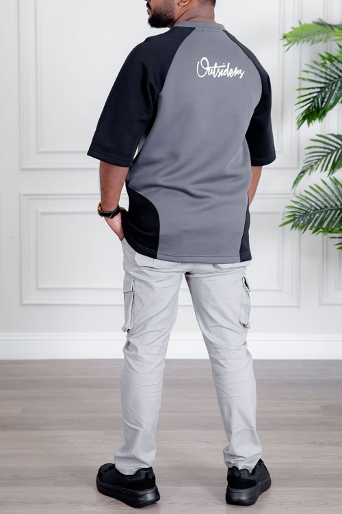 تيشيرت رجالي لون رصاصي و أسود مزين بكتابات و طبعات من الأمام و الخلف