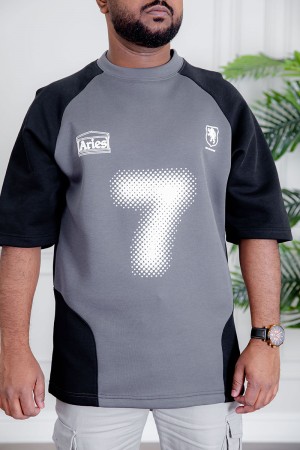 تيشيرت رجالي لون رصاصي و أسود مزين بكتابات و طبعات من الأمام و الخلف 