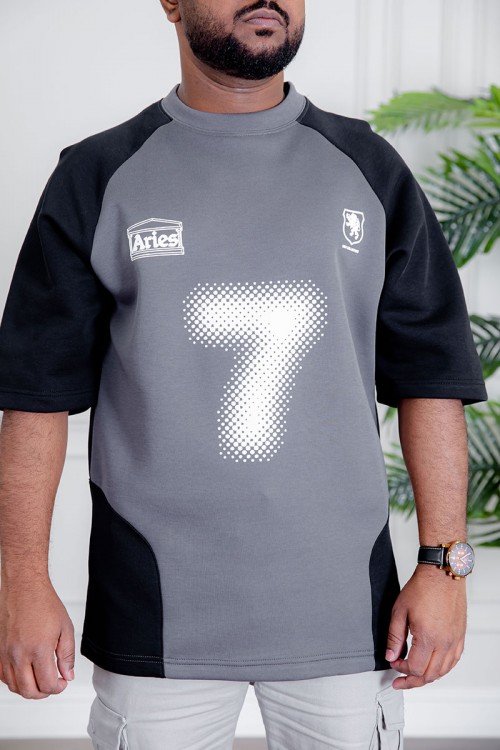 تيشيرت رجالي لون رصاصي و أسود مزين بكتابات و طبعات من الأمام و الخلف