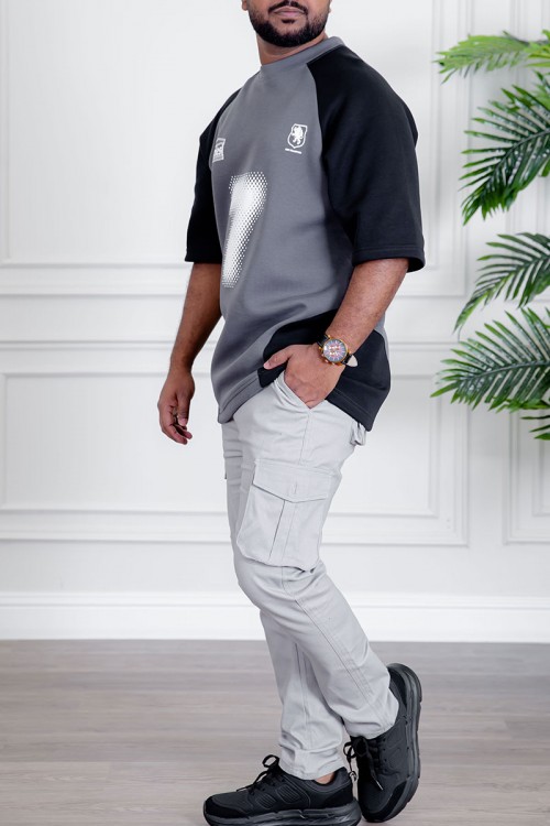 تيشيرت رجالي لون رصاصي و أسود مزين بكتابات و طبعات من الأمام و الخلف