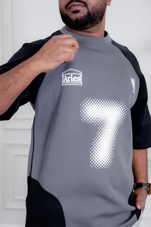 تيشيرت رجالي لون رصاصي و أسود مزين بكتابات و طبعات من الأمام و الخلف