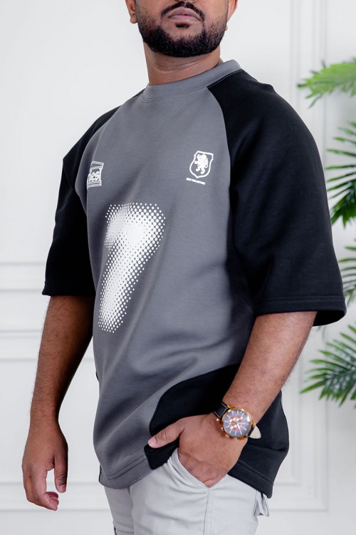 تيشيرت رجالي لون رصاصي و أسود مزين بكتابات و طبعات من الأمام و الخلف