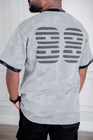 تيشيرت رجالي لون رمادي بأطراف باللون الأسود مزين بكتابات و طبعات من الأمام و الخلف