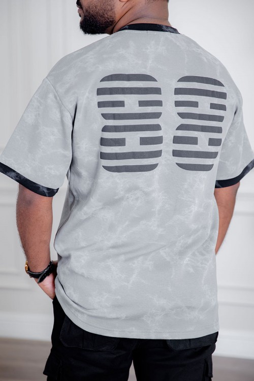 تيشيرت رجالي لون رمادي بأطراف باللون الأسود مزين بكتابات و طبعات من الأمام و الخلف