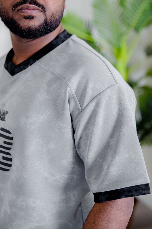 تيشيرت رجالي لون رمادي بأطراف باللون الأسود مزين بكتابات و طبعات من الأمام و الخلف