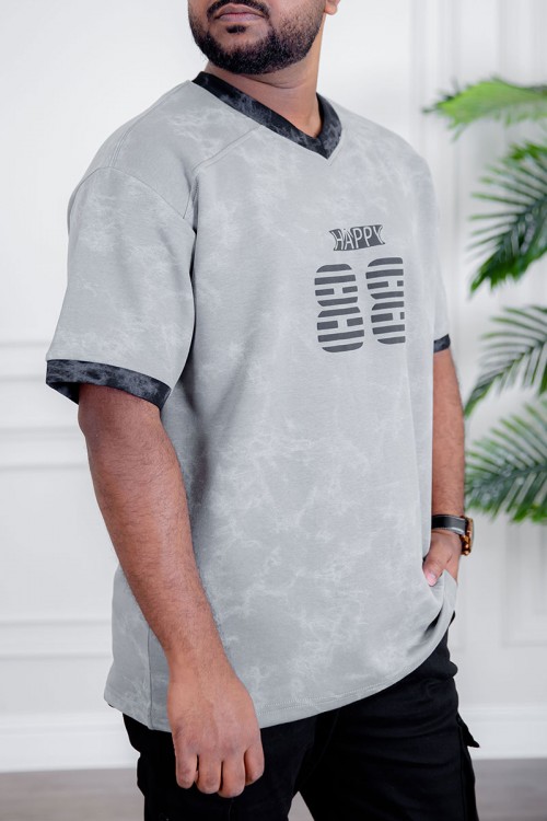تيشيرت رجالي لون رمادي بأطراف باللون الأسود مزين بكتابات و طبعات من الأمام و الخلف