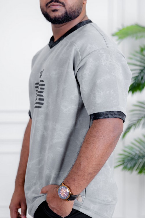 تيشيرت رجالي لون رمادي بأطراف باللون الأسود مزين بكتابات و طبعات من الأمام و الخلف