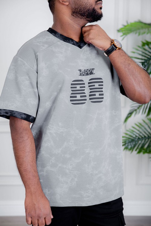 تيشيرت رجالي لون رمادي بأطراف باللون الأسود مزين بكتابات و طبعات من الأمام و الخلف