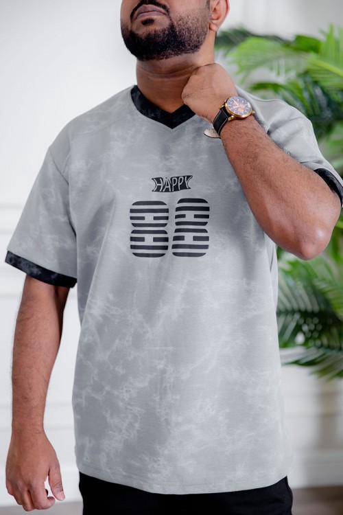 تيشيرت رجالي لون رمادي بأطراف باللون الأسود مزين بكتابات و طبعات من الأمام و الخلف