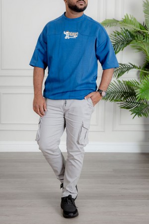 تيشيرت رجالي لون أزرق ياقة دائرية مزين بكتابات و طبعات من الأمام و الخلف 