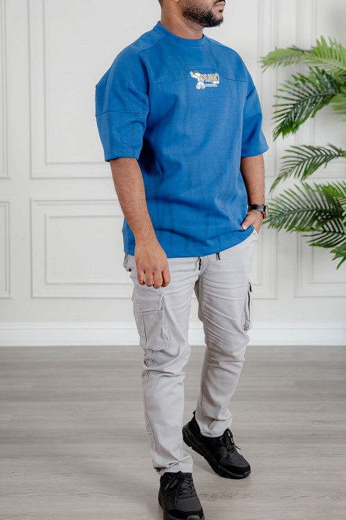 تيشيرت رجالي لون أزرق ياقة دائرية مزين بكتابات و طبعات من الأمام و الخلف