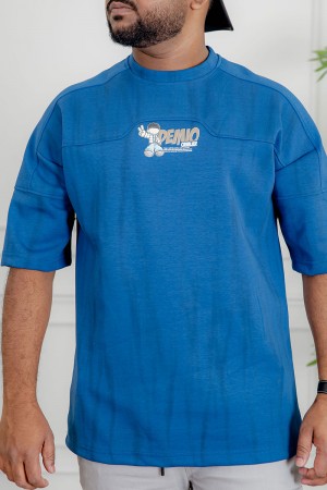 تيشيرت رجالي لون أزرق ياقة دائرية مزين بكتابات و طبعات من الأمام و الخلف 