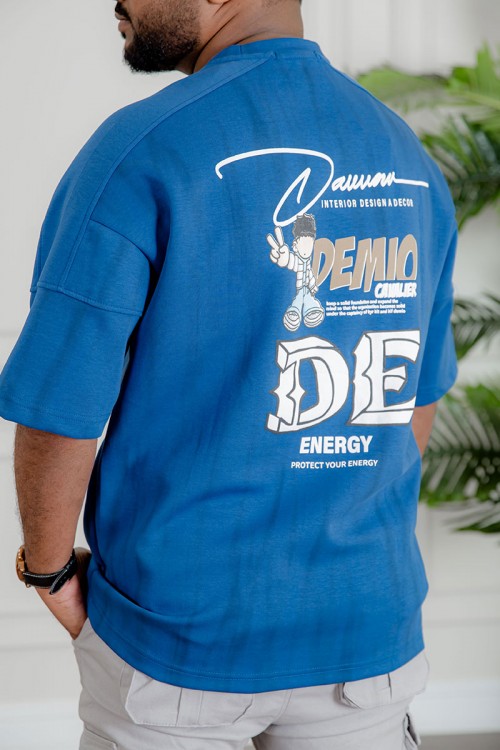 تيشيرت رجالي لون أزرق ياقة دائرية مزين بكتابات و طبعات من الأمام و الخلف