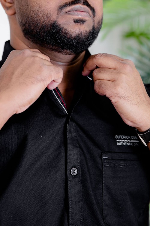 قميص رجالي لون أسود بأكمام طويلة و جيب من الأمام و بأزرار من الأمام و الأكمام