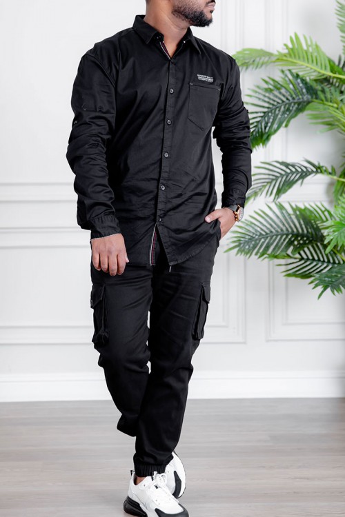 قميص رجالي لون أسود بأكمام طويلة و جيب من الأمام و بأزرار من الأمام و الأكمام