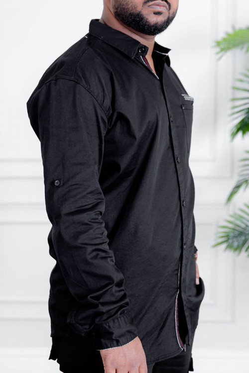 قميص رجالي لون أسود بأكمام طويلة و جيب من الأمام و بأزرار من الأمام و الأكمام
