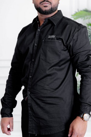 قميص رجالي لون أسود بأكمام طويلة و جيب من الأمام و بأزرار من الأمام و الأكمام 