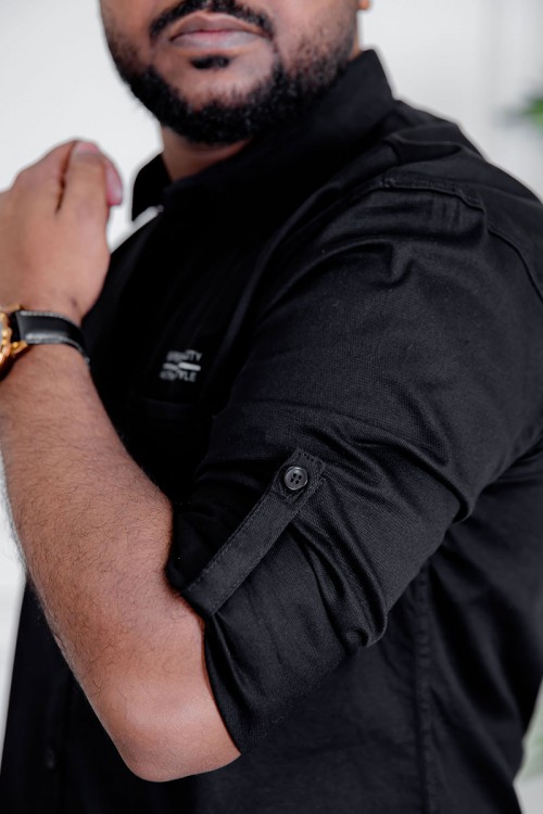 قميص رجالي لون أسود بأكمام طويلة و جيب من الأمام و بأزرار من الأمام و الأكمام