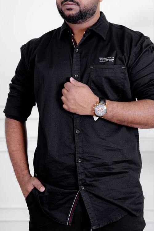 قميص رجالي لون أسود بأكمام طويلة و جيب من الأمام و بأزرار من الأمام و الأكمام