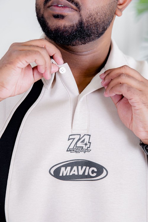 تيشيرت رجالي لون بيج فاتح و أسود ياقة مطوية بأزرار مزين بكتابات و طبعات من الأمام و الخلف