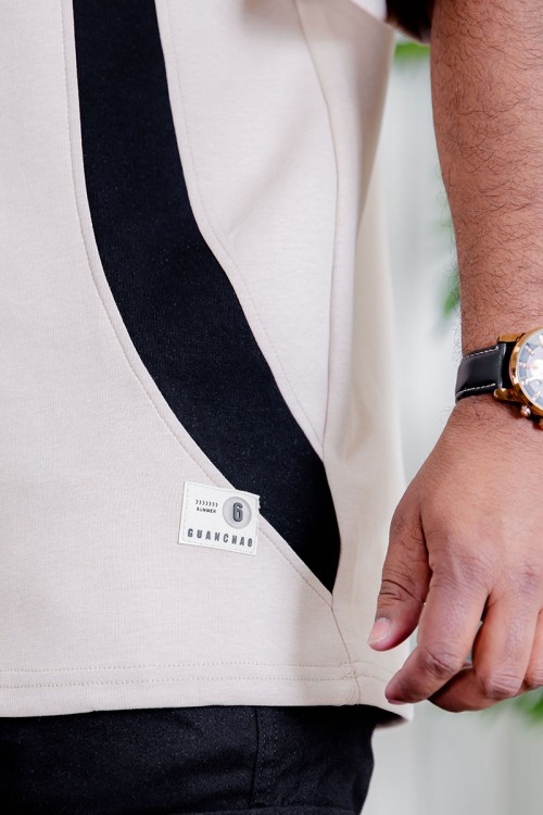 تيشيرت رجالي لون بيج فاتح و أسود ياقة مطوية بأزرار مزين بكتابات و طبعات من الأمام و الخلف