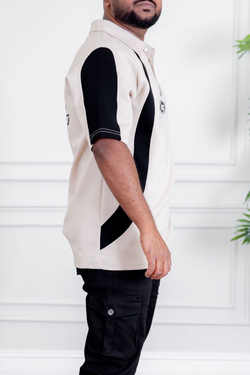 تيشيرت رجالي لون بيج فاتح و أسود ياقة مطوية بأزرار مزين بكتابات و طبعات من الأمام و الخلف