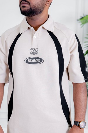 تيشيرت رجالي لون بيج فاتح و أسود ياقة مطوية بأزرار مزين بكتابات و طبعات من الأمام و الخلف 