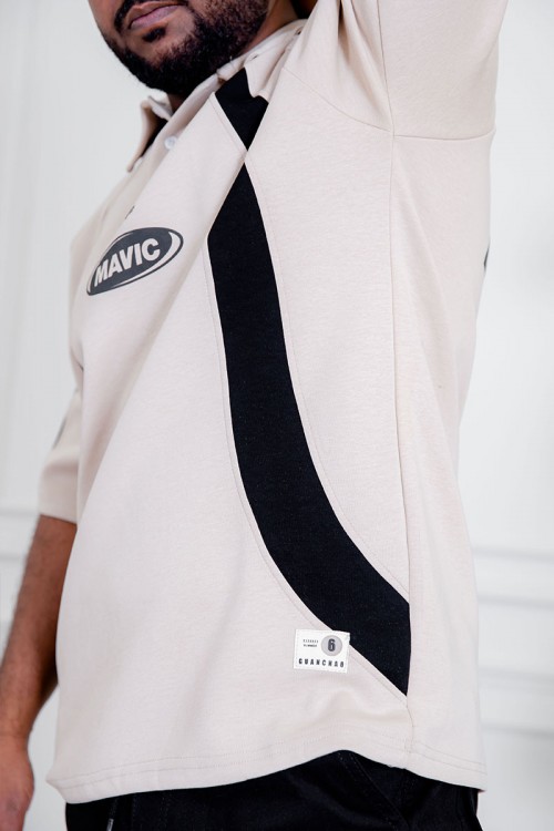 تيشيرت رجالي لون بيج فاتح و أسود ياقة مطوية بأزرار مزين بكتابات و طبعات من الأمام و الخلف