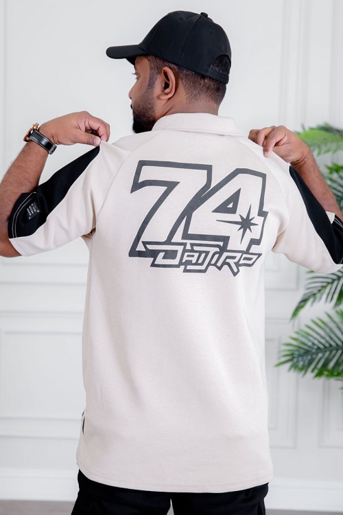 تيشيرت رجالي لون بيج فاتح و أسود ياقة مطوية بأزرار مزين بكتابات و طبعات من الأمام و الخلف