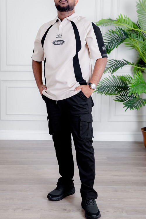 تيشيرت رجالي لون بيج فاتح و أسود ياقة مطوية بأزرار مزين بكتابات و طبعات من الأمام و الخلف