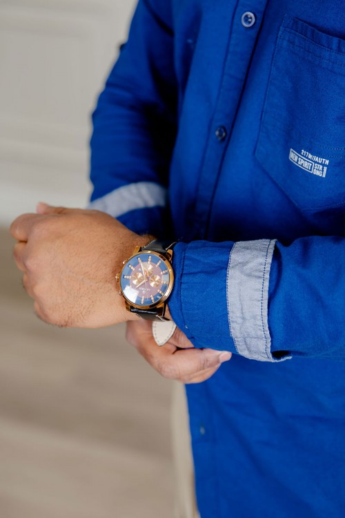 قميص رجالي لون أزرق كم طويل بأزرار من الأمام و الجانبين و بجيب من الأمام