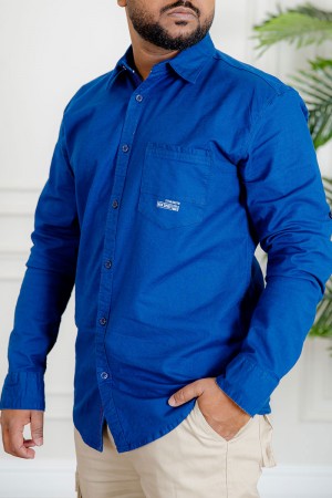 قميص رجالي لون أزرق كم طويل بأزرار من الأمام و الجانبين و بجيب من الأمام 
