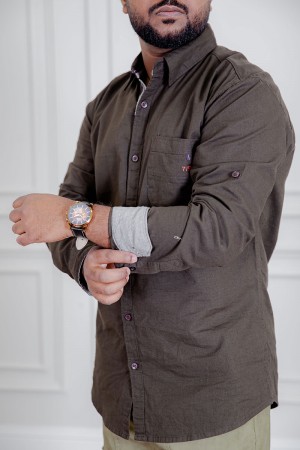 قميص رجالي لون بني كم طويل بأزرار من الأمام و الجانبين و بجيب من الأمام 